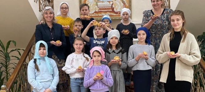 В воскресной школе прошёл мастер-класс по приготовлению булочек-жаворонков ко дню памяти 40 Севастийских мучеников